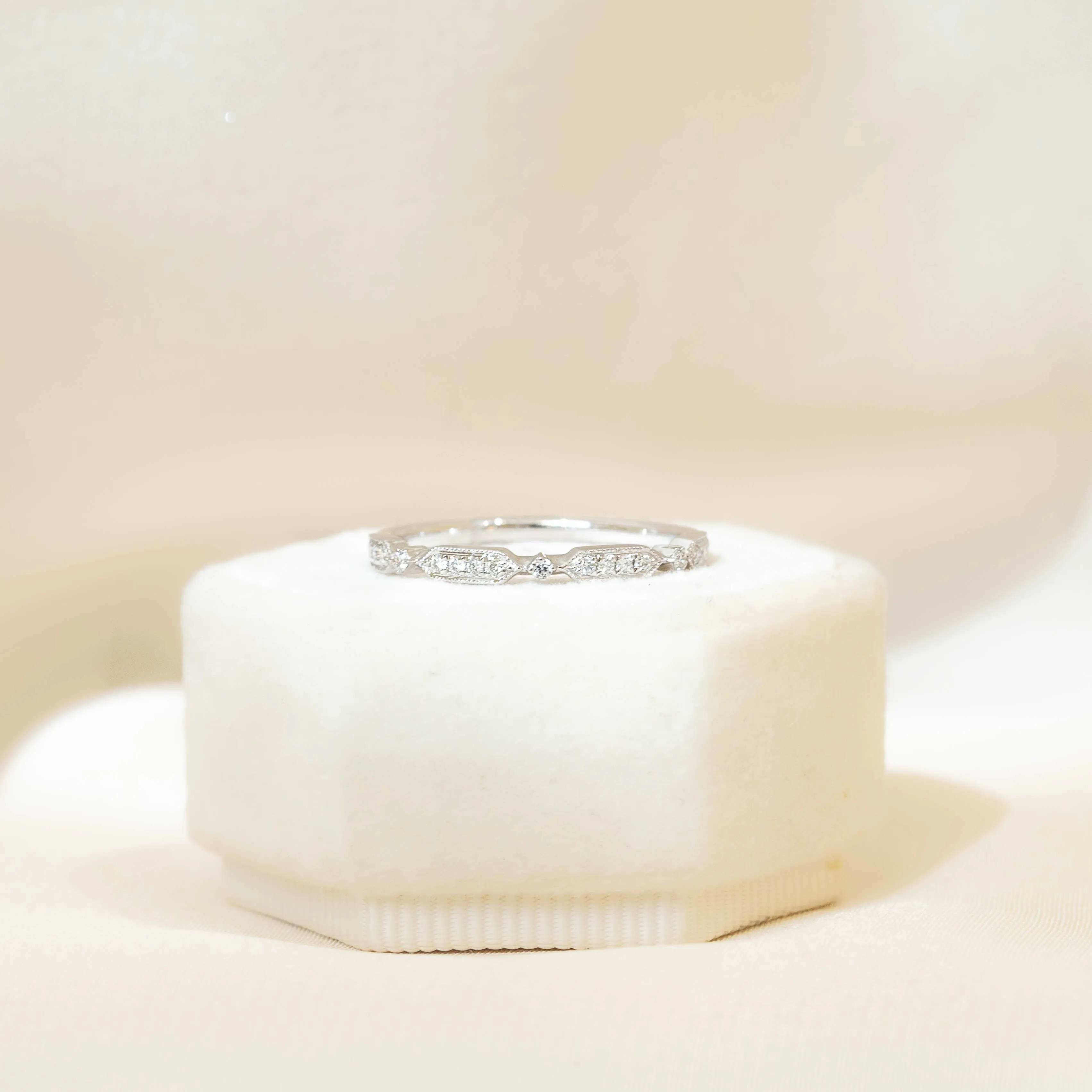 14kw Round & Hex-Shaped Diamond Bezel Band
