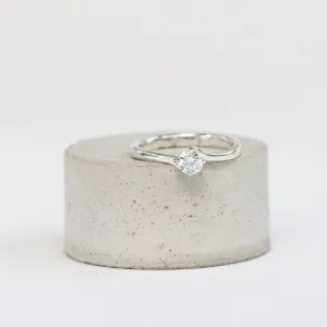 A timeless compass set round twist solitaire with curved plain shoulders