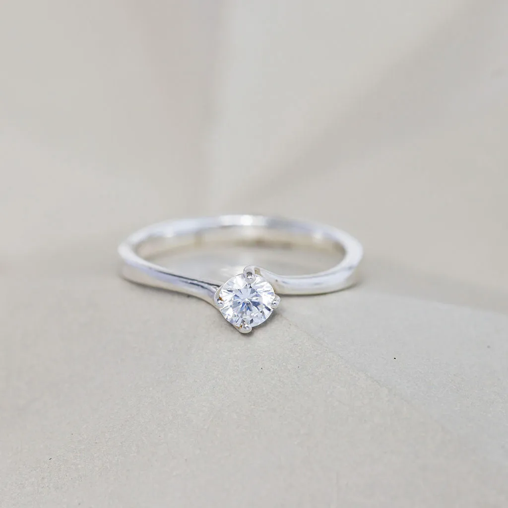 A timeless compass set round twist solitaire with curved plain shoulders