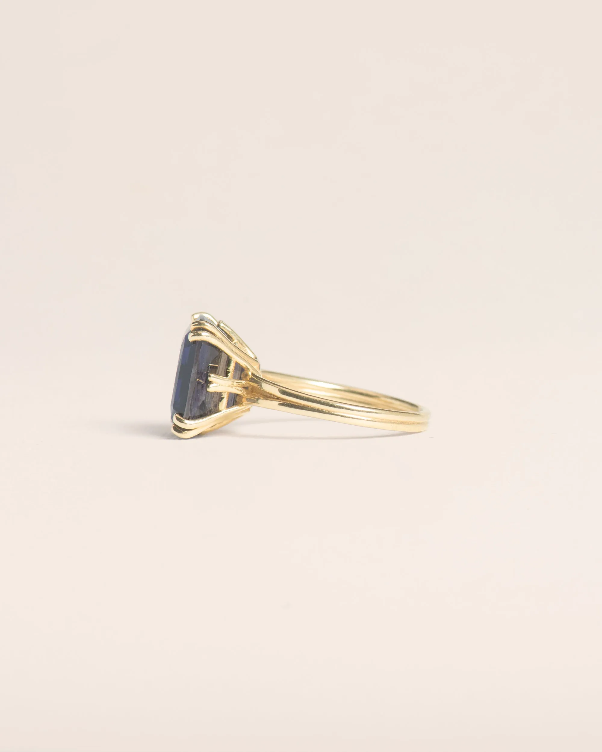 Cocktail ring with iolite in 18 ct. gold