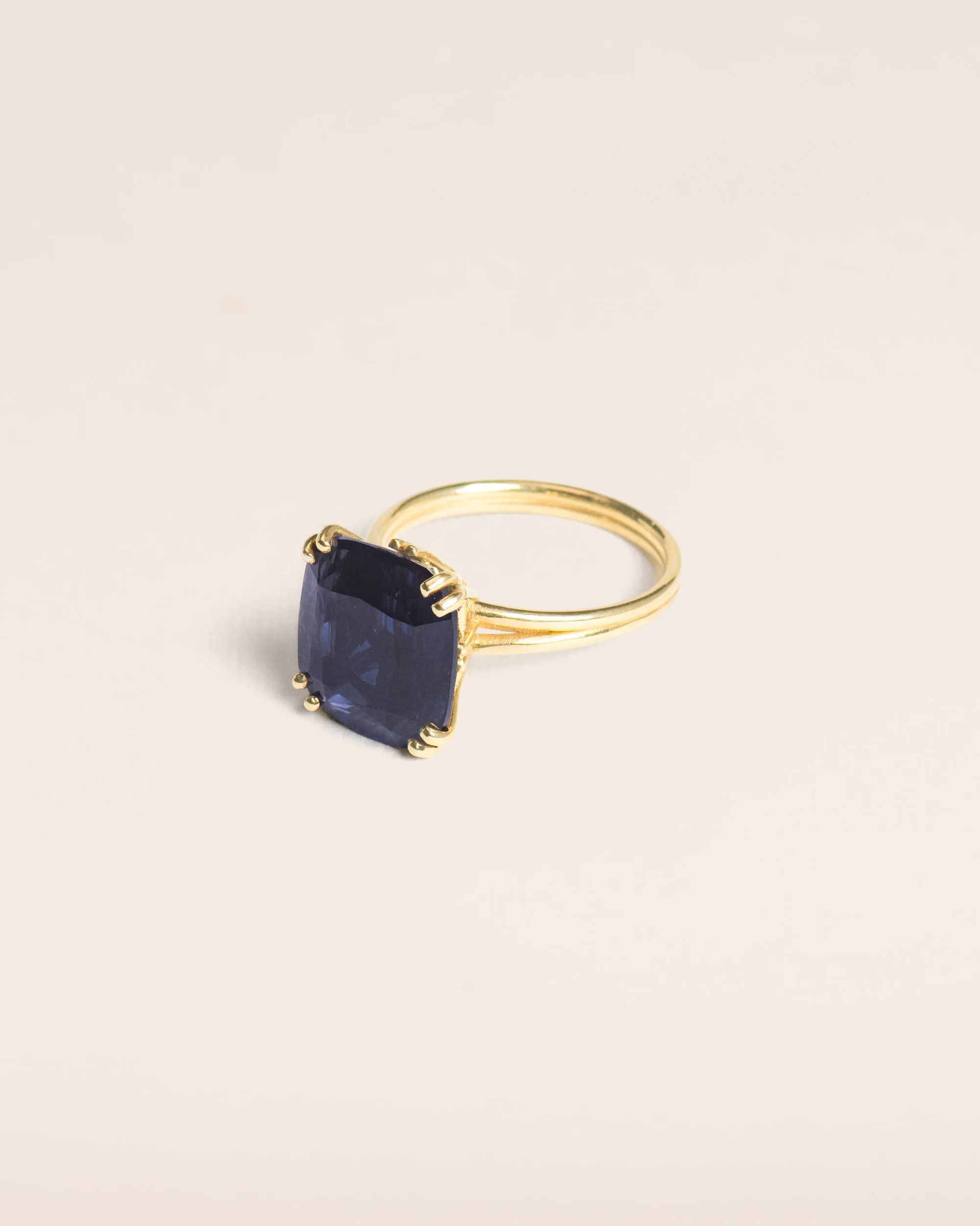 Cocktail ring with iolite in 18 ct. gold