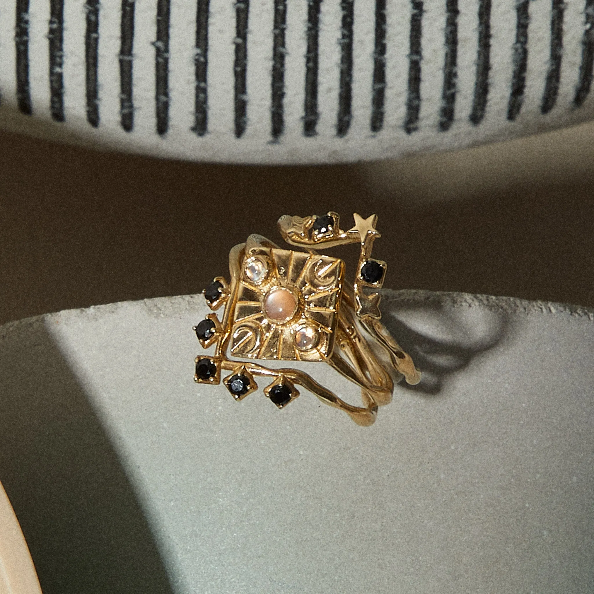 Compass Ring in Peach Moonstone/Moonstone