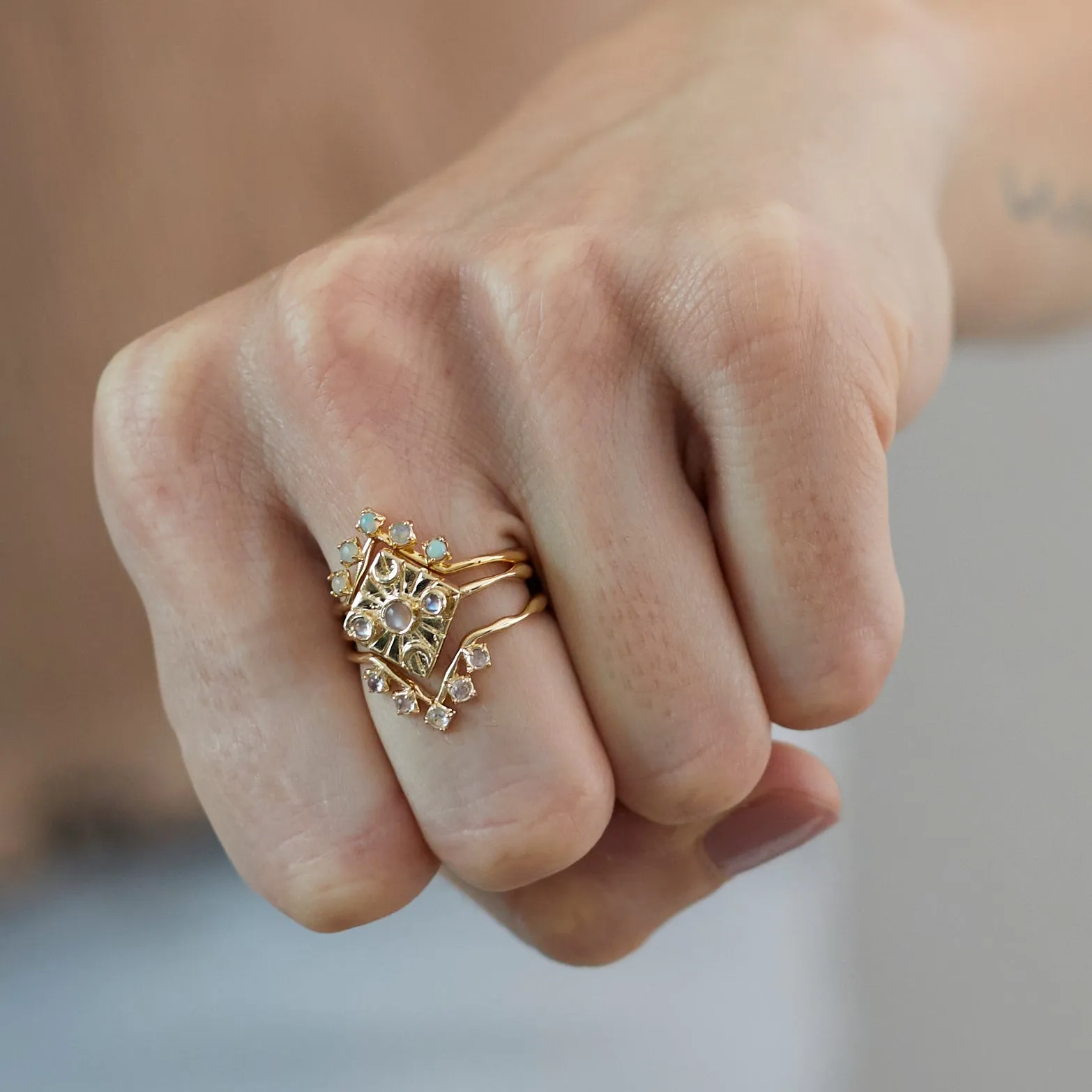 Compass Ring in Peach Moonstone/Moonstone
