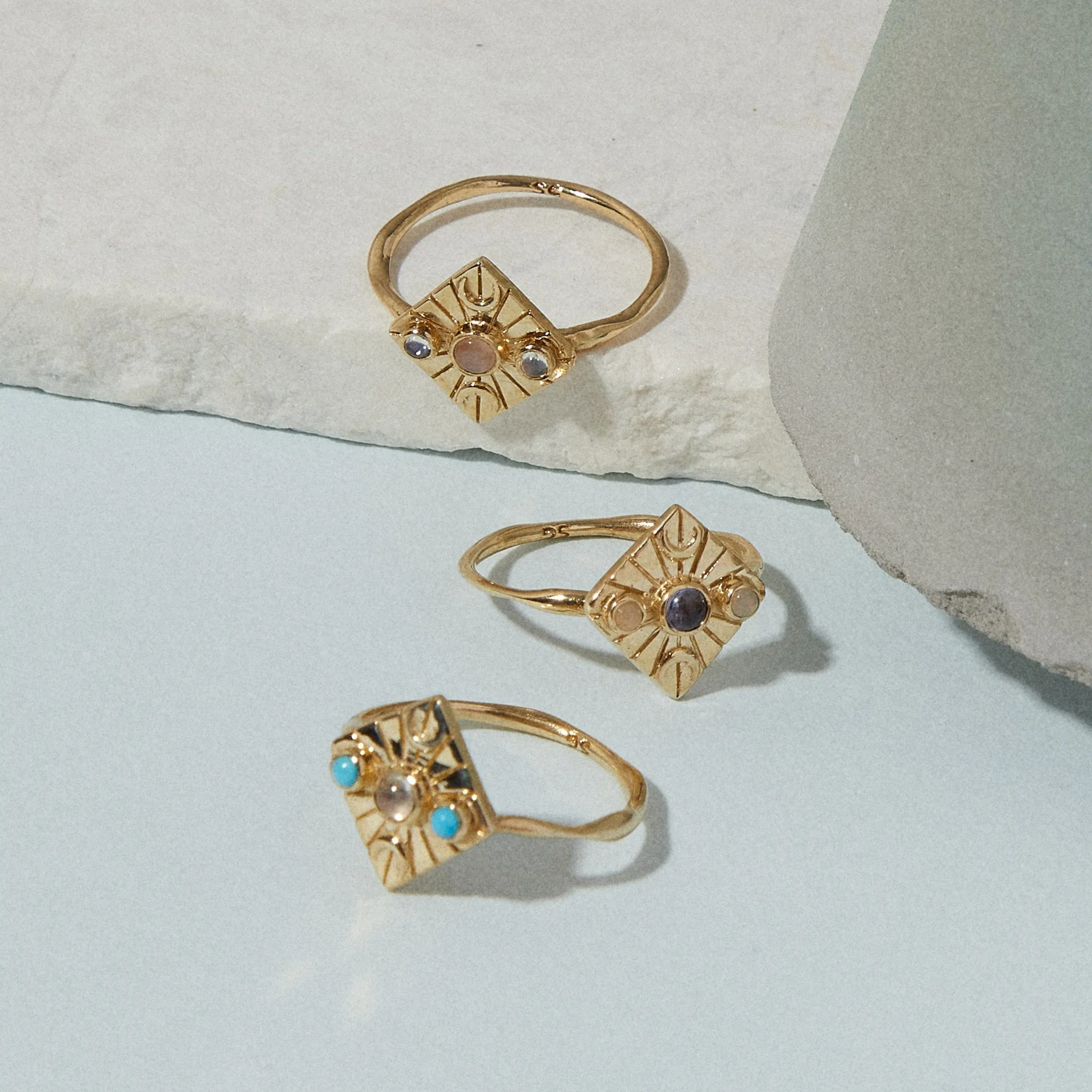 Compass Ring in Peach Moonstone/Moonstone