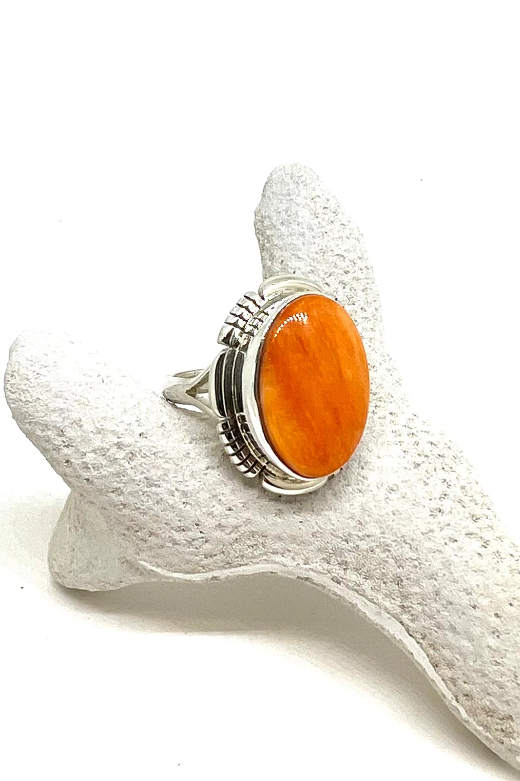 Navajo Orange Spiny Shell Oval Ring (Size 6)