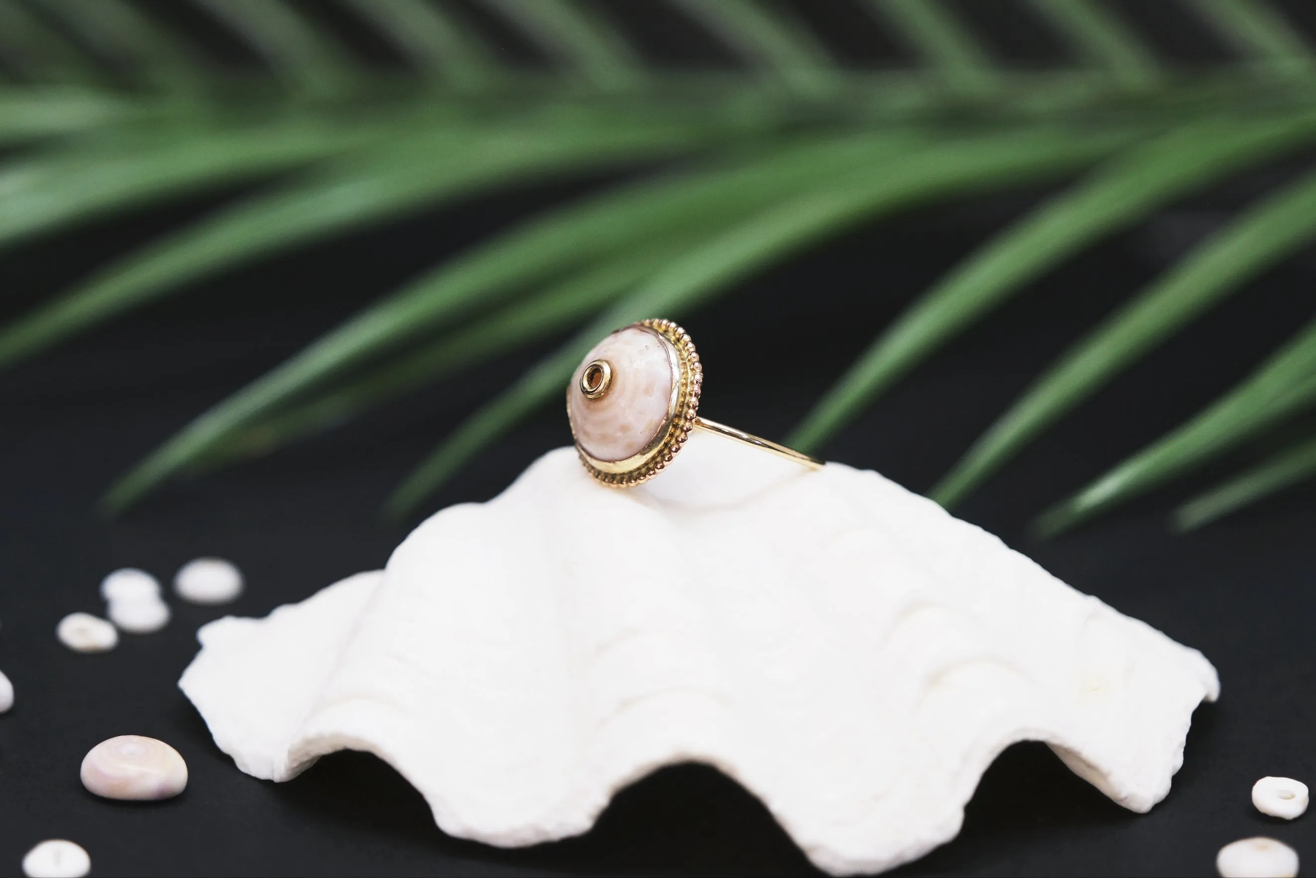 Puka Pimpin Ring Off White Swirl With Gold Center